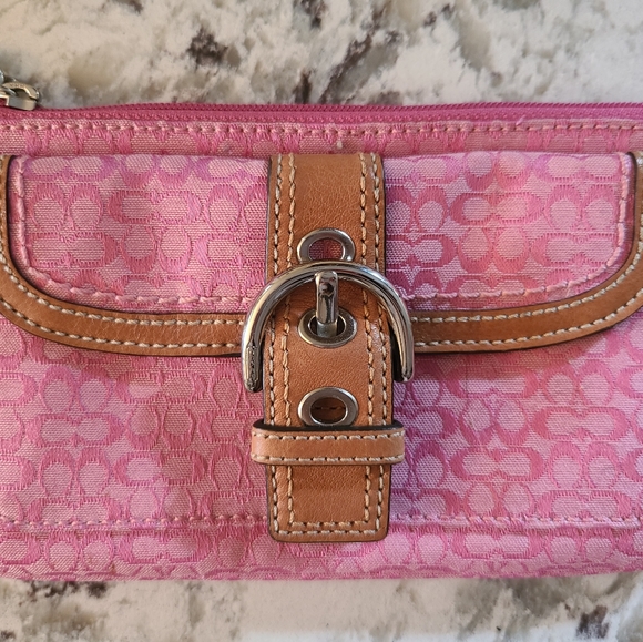 Coach Wristlet, pink signature canvas - Picture 2 of 7
